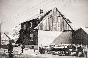 Maniowy 255 – od ulicy